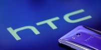 Logo da HTC e cekular da marca em foto ilustrativa
01/08/2017 REUTERS/Tyrone Siu/Illustration  Foto: Reuters