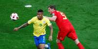 Gabriel Jesus batalha muito e rouba a bola de Vertonghen  Foto: Murad Sezer / Reuters