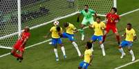 Fernandinho sobe no escanteio e faz gol contra  Foto: Murad Sezer / Reuters