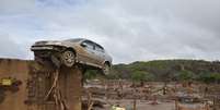 Destruição da lama em Bento Rodrigues foi tamanha que colocou um carro sobre uma casa  Foto: Douglas Magno/O Tempo / Estadão