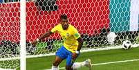 Paulinho marcou um gol pelo Brasil na Copa contra a S&eacute;rvia  Foto: Dean Mouhtaropoulos/Getty Images / Getty Images