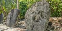 Centenas de moedas de pedra gigantes est&atilde;o espalhadas pela ilha de Yap | Foto: Robert Michael Poole  Foto: BBC News Brasil