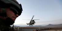 Helicóptero britânico em Cabul, no Afeganistão  Foto: Mohammad Ismail / Reuters