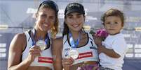 Maria Elisa e Carol comemoram a conquista da prata (Foto: Divulgação/FIVB)  Foto: Lance!