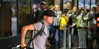 Meia Philippe Coutinho puxa sua bagagem no aeroporto do Rio de Janeiro  Foto: Sergio Moraes / Reuters