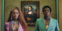 Beyoncé e Jay-Z posam em frente a Monalisa no Louvre  Foto: Reprodução/YouTube / Estadão