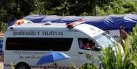 Ambulância deixa complexo de cavernas de Tham Luang em Chiang Rai, na Tailândia 09/07/2018 REUTERS/Soe Zeya Tun  Foto: Reuters