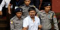 Wa Lone, rep&oacute;rter da Reuters detido em Mianmar, &eacute; escoltado por policiais em Yangon 09/07/2018 REUTERS/Ann Wang  Foto: Reuters