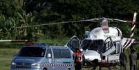 Ambul&acirc;ncia carregando meninos resgatados de caverna na Tail&acirc;ndia em aeroporto militar em Chiang Rai  Foto: Athit Perawongmetha / Reuters
