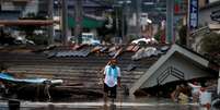 Morador passa por casas destruídas em área alagada na cidade de Kurashiki, no Japão 08/07/2018 REUTERS/Issei Kato   Foto: Reuters