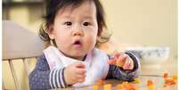 Introdução de alimentos sólidos aos seis meses levou a melhoras no sono para bebês e pais envolvidos em pesquisa  Foto: Getty Images / BBC News Brasil