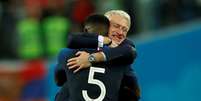 Umtiti e Deschamps se abraçam após França 1 x 0 Bélgica  Foto: Lee Smith / Reuters