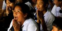 Alunos comemora notícia do resgate de meninos presos em caverna na Tailândia REUTERS/Tyrone Siu  Foto: Reuters