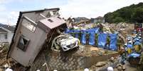 Equipes de resgate fazem buscas por pessoas desaparecidas em casa derrubada pela chuva na cidade japonesa de Kumano

Kyodo/via REUTERS  Foto: Reuters