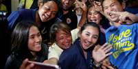 Jornalistas comemoram após entrevista coletiva perto do complexo de cavernas de Tham Luang, na Tailândia
10/07/2018
REUTERS/Soe Zeya Tun  Foto: Reuters