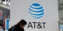 Mulher usa celular diante de logo da AT&T durante congresso em Barcelona, Espanha
25/02/2016 REUTERS/Albert Gea/File Photo  Foto: Reuters