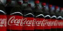 Prateleira com garrafas de Coca-Cola
10/01/2017
REUTERS/Mike Blake  Foto: Reuters