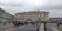 Praça onde fica o Hermitage, um dos principais museus de São Petersburgo, já com pouco movimento de torcedores antes do fim da Copa (Foto: Fifa.com)  Foto: Lance!