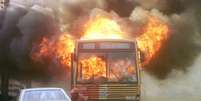 Revoltados com a primeira chacina, em 1994, moradores de Nova Brasília atearam fogo a um ônibus  Foto: Arquivo / Estadão