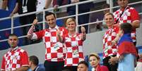 A presidente da Croácia, Kolinda Grabar-Kitarovic, no meio da torcida em partida das quartas de final na Copa da Rússia  Foto: AFP / BBC News Brasil
