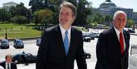 Kavanaugh chega ao Capitólio com Pence
 10/7/2018    REUTERS/Joshua Roberts   Foto: Reuters