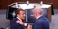Presidente francês, Emmanuel Macron, e premiê belga, Charles Michel, durante cúpula da Otan em Bruxelas   Foto: Reuters