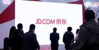 Placa da JD.com durante conferência em Wuzhen, na província Zhejiang, na China
04/12/2017
REUTERS/Aly Song  Foto: Reuters