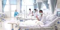 Captura de tela mostra meninos resgatados de caverna na Tail&acirc;ndia usando m&aacute;scaras em hospital em Chiang Rai  Foto: Divulga&ccedil;&atilde;o / Reuters