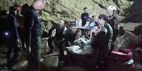 Equipes de resgate durante opera&ccedil;&atilde;o em caverna de Tham Luang, na Tail&acirc;ndia
Marinha da Tail&acirc;ndia/via Reuters  Foto: Reuters