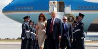 Presidente dos EUA, Donald Trump, e primeira-dama, Melanie Trump, desembarcam no Reino Unido 12/07/2018 REUTERS / Kevin Lamarque  Foto: Reuters
