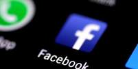 Aplicativo do Facebook em tela de celular  Foto: Thomas White / Reuters