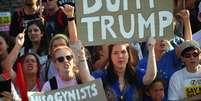 Encontro de May com Trump atraiu manifestantes na porta do Pal&aacute;cio de Blenheim  Foto: Reuters / BBC News Brasil