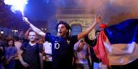 Torcedores comemoram na Champs-Elysees a vitória contra a Bélgica na semifinal  Foto: Gonzalo Fuentes / Reuters
