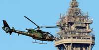 Helicóptero militar passa pela Torre Eiffel, em Paris 14/07/2017 REUTERS/Gonzalo Fuentes  Foto: Reuters