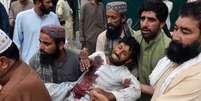 Homens carregam ferido após atentado em comício no Paquistão
13/07/2018
REUTERS/Naseer Ahmed  Foto: Reuters