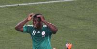 Yakubu leva as m&atilde;os &agrave; cabe&ccedil;a ap&oacute;s perder gol contra a Argentina na Copa de 2010  Foto: Streeter Lecka / Getty Images