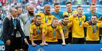 Thierry Henry recebeu a medalha e posou na foto oficial, assim como o treinador Roberto Martínez  Foto: Toru Hanai / Reuters