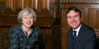 O ministro Andrew Griffiths e membro do Partido Conservador ao lado da primeira-ministra do Reino Unido, Theresa May  Foto: Divulgação/ Página Oficial (adrewgriffithsmp.com) / Estadão