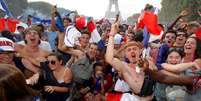 Torcedores franceses comemoram o título mundial em Paris 15/07/2018 REUTERS/Philippe Wojazer  Foto: Reuters