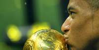 Kylian Mbappé beija a taça da Copa do Mundo 15/07/2018 REUTERS/Dylan Martinez   Foto: Reuters