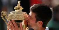 Djokovic beija o troféu em Wimbledon  Foto: Andrew Couldridge / Reuters