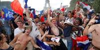 Celebrações em Paris devem levar todo o domingo  Foto: Philippe Wojazer / Reuters