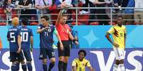 Colombiano Carlos Sanchez é expulso no jogo contra o Japão após colocar a mão na bola  Foto: Ricardo Moraes / Reuters