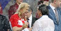 Presidente da Croácia, Kolinda Grabar Kitarovic em momento tenro com o técnico croata Zlatko Dalić  Foto: Reuters