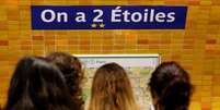 Passageiros observam mapa de metrô na estação "Charles de Gaulle - Étoile", rebatizada "On a 2 Étoiles", em Paris, na França 16/07/2018 REUTERS/Jean-Paul Pelissier   Foto: Reuters
