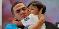 Javier,  de Honduras, abraça seu filho William, de 4 anos, após serem reunidos depois de 55 dias separados na sequência de sua detenção na fronteira do México com os EUA
11/07/2018
REUTERS/Lucas Jackson  Foto: Reuters