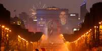 Imagens de Paris, na Champs-Élysées, durante comemoração do bicampeonato francês em Copas do Mundo  Foto: Charles Platiau  / Reuters