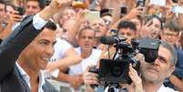 Uma pequena multidão aguardava Cristiano Ronaldo em Turin  Foto: Massimo Pinca / Reuters