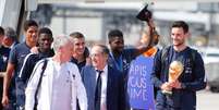 O capitão Hugo Lloris carrega a taça do mundo, já em solo francês  Foto: Pascal Rossignol / Reuters