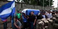 Familiares e amigos carregam caixão de homem morte durante confrontos em protestos na Nicarágua 16/07/2018 REUTERS/Oswaldo Rivas  Foto: Reuters